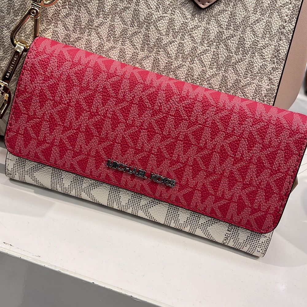 MICHAEL KORS Jet Set Travel Signature Logo Tri-Fold Wallet
DARK RASPBERRY MULTI - Picture 15 of 16